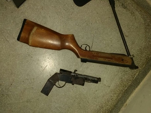 Caçador foi encontrado com duas armas e com o corpo do animal (Foto: Divulgação/BPMA) Caçador foi encontrado com duas armas e com o corpo do animal (Foto: Divulgação/BPMA)