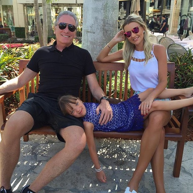 Roberto Justus com a filha Rafaella Justus e a mulher, Ana Paula Siebert, em Miami, nos Estados Unidos (Foto: Instagram/ Reprodução)
