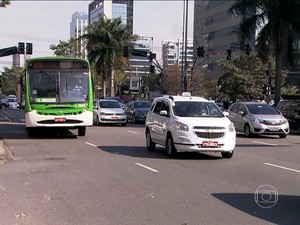 Taxis voltam a usar faixas de ônibus em SP (TV Globo)  (Foto: tv globo)