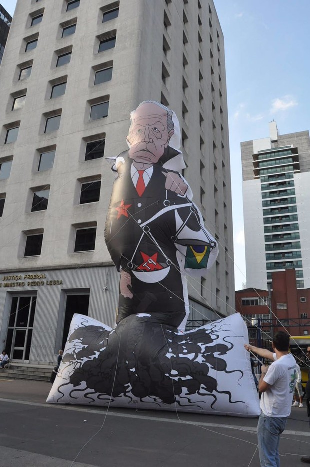 Boneco do ministro Ricardo Lewsandowski durante protesto na Avenida Paulista, em São Paulo (Foto: Carla Zambelli/NasRuas)