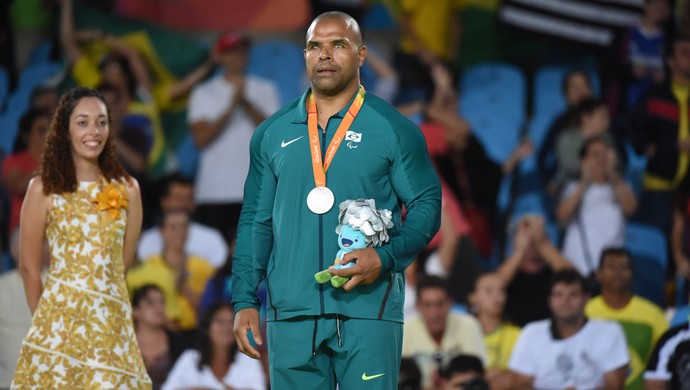 Descrição da imagem: Antonio Tenório no pódio do judô com a medalha de prata (Foto: André Durão)