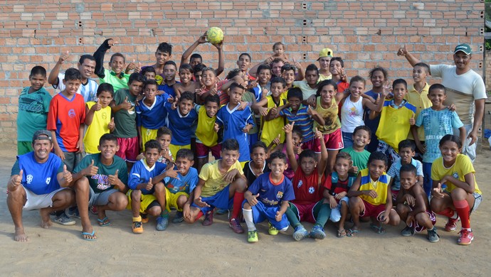 A escolinha de futebol União Esporte Clube reúne mais de 70 atletas (Foto: Tércio Neto)