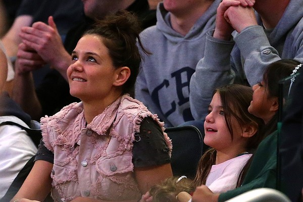 Katie Holmes e a filha, Suri Cruise, assistem a partida de basquete. (Foto: Getty Images)
