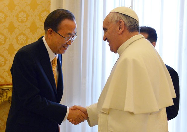 O secretário-geral da ONU, Ban Ki-moon, encontra o Papa Francisco nesta terça-feira (9) no Vaticano (Foto: AP)