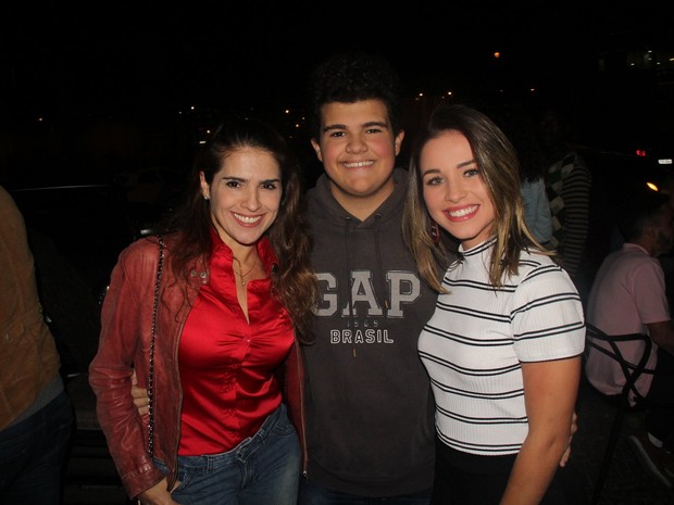 Gabriel Montenegro com a mãe, Fatima Montenegro, e Laryssa Ayres em estreia de peça na Zona Oeste do Rio (Foto: Rogerio Fidalgo/ Ag. News)