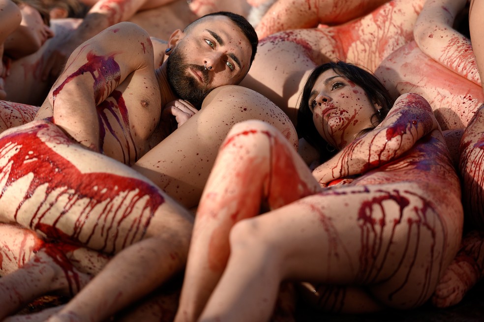 Ativistas nus se reuniram para protestar contra uso de casacos de pele (Foto:  Lluis Gene/AFP)