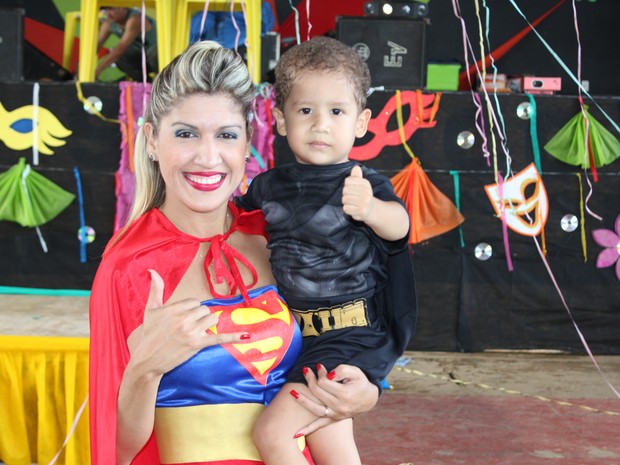 Valentim de batman e a mãe super mãe Lorena (Foto: Taísa Arruda/G1)