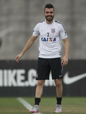 Com estreias e retornos, Corinthians leva 23 jogadores para clássico