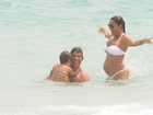 De barrigão, Juliana Paes aproveita praia com o filho e o  marido