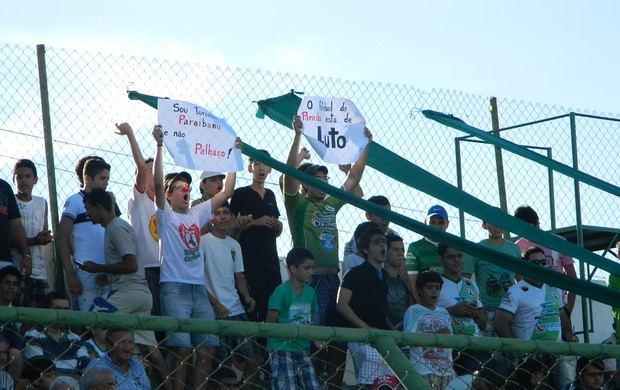 Torcida do Sousa tenta fazer protesto no Marizão contra a FPF, mas é proibida pela polícia (Foto: Jéfferson Emmanoel / Globoesporte.com/pb) Torcida do Sousa tenta fazer protesto no Marizão contra a FPF, mas é proibida pela polícia (Foto: Jéfferson Emmanoel / Globoesporte.com/pb)