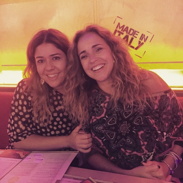 Daniela Mercury e a mulher, Malu Verçosa, em restaurante em Miami, nos Estados Unidos (Foto: Instagram/ Reprodução)