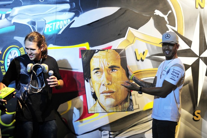 Hamilton Grafita Painel Em Arranha C U De Sp E Ganha Quadro De Senna