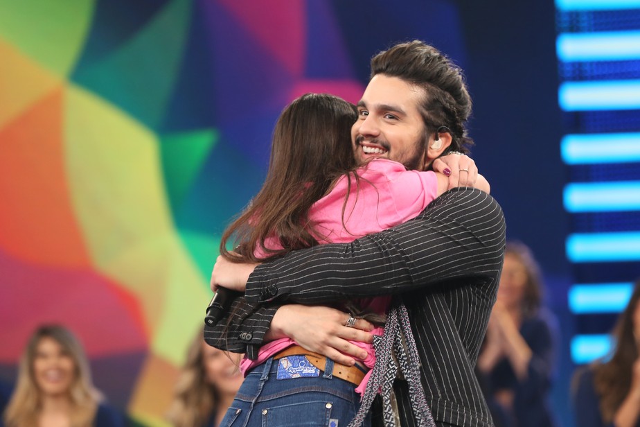 Luan Santana interage com plateia e ri de resposta sobre sexo com fãs