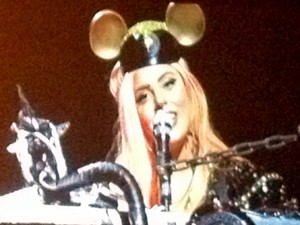 Lady Gaga canta para 15 mil no Coliseo de San Juan, em Porto Rico, nesta terça (30) (Foto: G1)