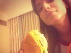 Nos EUA, Anitta devora hambúrguer: 'Celulite mandou um ‘oi''