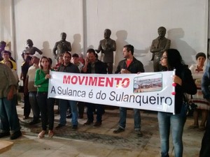 Sulanqueiros protestaram contra votação do projeto de transferência da Feira da Sulanca em Caruaru (Foto: Joalline Nascimento/G1)