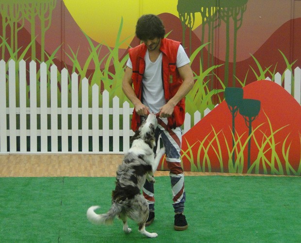 O ator brinca com a cadelinha Gaia (Foto: Domingão do Faustão / TV Globo)