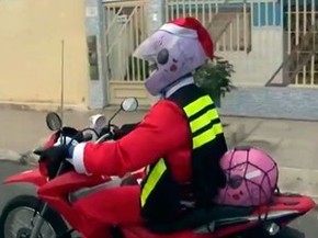 Mototaxista também circula com música natalina (Foto: Reprodução/TV São Francisco)