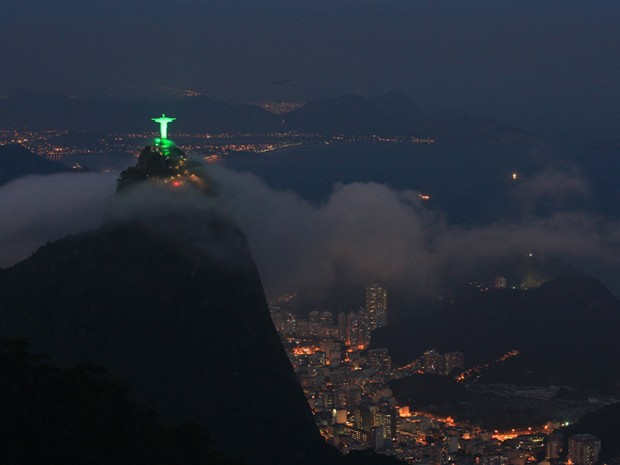 Cristo Redentor iluminado por luzes verdes nesta quinta (Foto: Marcos Estrella/ TV Globo)