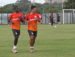 Juan e Índio, zagueiro do Inter  (Foto: Tomás Hammes)