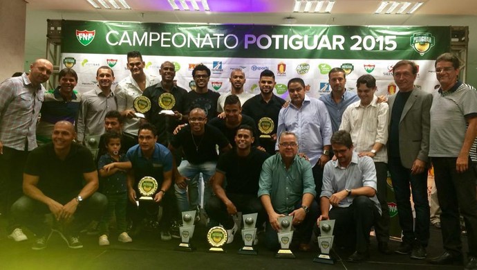 Jogadores ABC recbem prêmio (Foto: Klênyo Galvão/GloboEsporte.com)