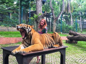 Marina Ruy Barbosa durante viagem à Tailândia com tigre (Foto: Reprodução / Instagram)