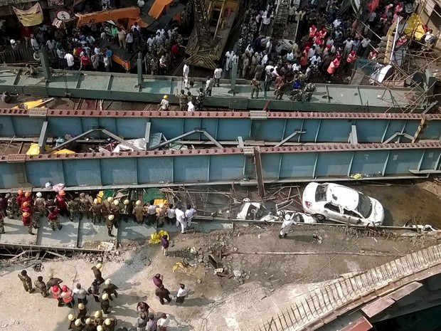 Ponte desabou parcialmente em Calcutá, no leste da Índia, nesta quinta-feira (31)  (Foto: Rupak De Chowdhuri/Reuters )
