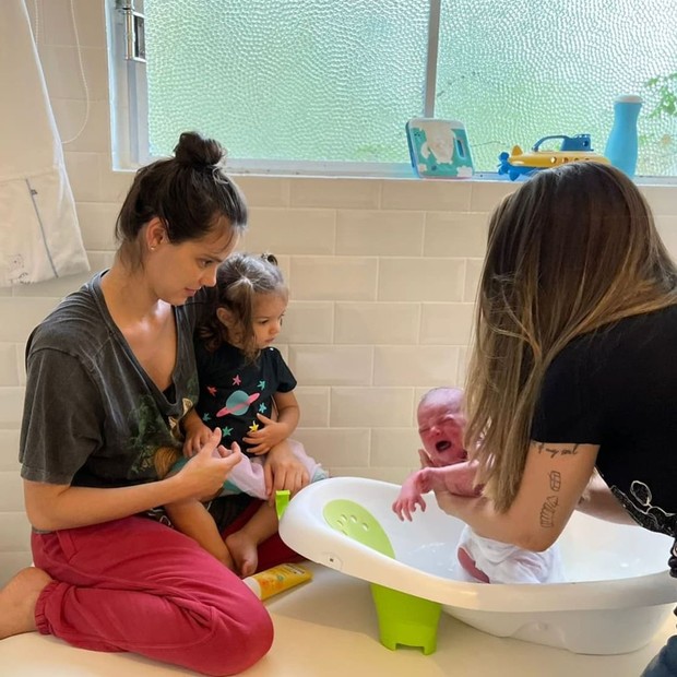 Mãe de Chay dá banho em José, caçula do ator com Laura Neiva (Foto: Reprodução/Instagram) Mãe de Chay dá banho em José, caçula do ator com Laura Neiva (Foto: Reprodução/Instagram)