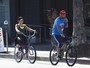 Demi Lovato passeia de bicicleta com o namorado, Guilherme Bomba