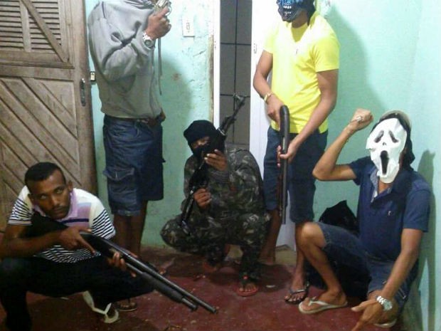 Fotos com criminosos armados circulam nas redes sociais (Foto: Reprodução)