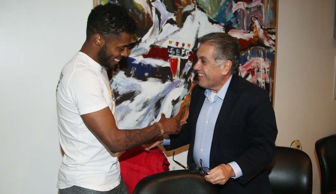 Michel Bastos assina contrato com o São Paulo (Foto: site oficial / saopaulofc.net)