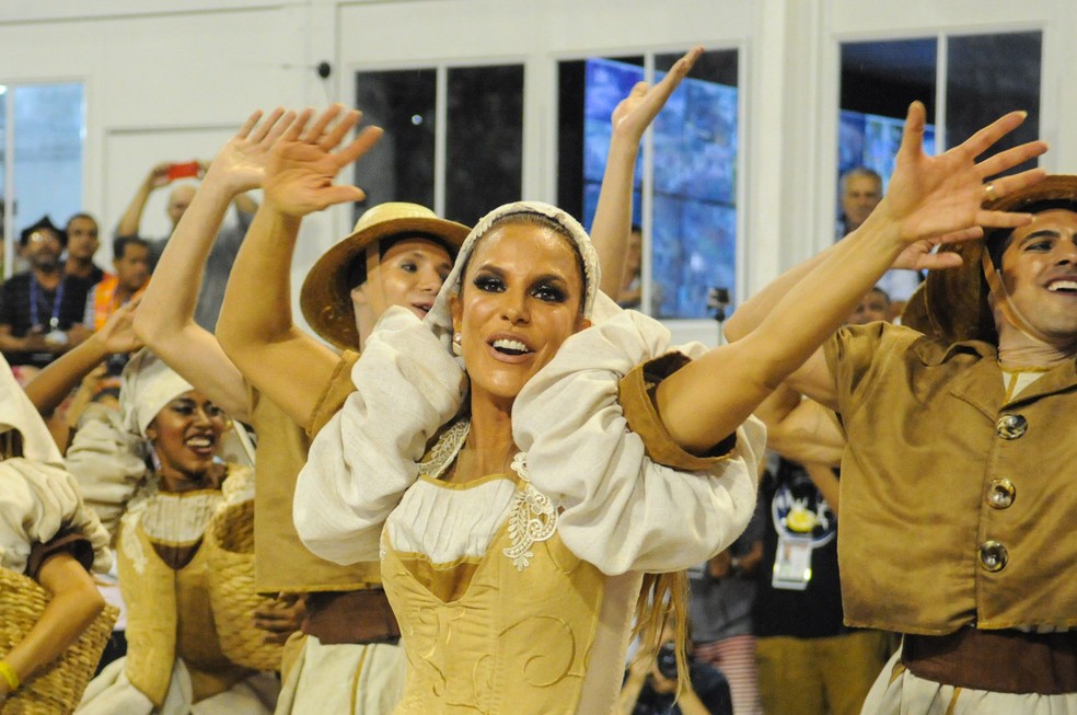 Ivete inicia desfile pela Grande Rio  (Foto: Alexandre Durão/G1)