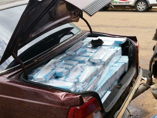 Houve perseguição antes da apreensão das carteiras de cigarro (Foto: Polícia Civil/Divulgação)