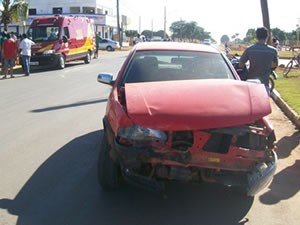 Carros se envolveram em acidente em rotatória de Sorriso. (Foto: MT Notícias)