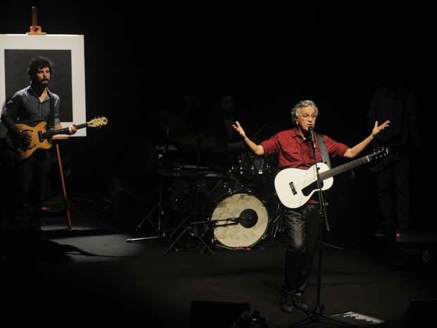 Caetano Veloso (à dir.) no palco do Circo Voador, acompanhado pelo guitarrista Pedro Sá: cantor abriu a nova turnê 'Abraçaço' nesta quinta (21) (Foto: Ana Schlimovich / Divulgação)