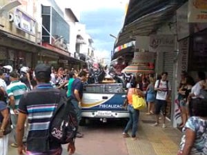 Prefeitura faz ação contra comércio ilegal no centro de São José (Foto: Vanguarda Repórter/Gustavo Félix)