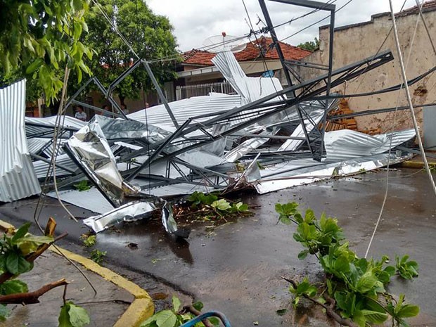 Telhado de uma igreja foi arrancado pelo vento (Foto: Pona Amaral/Vc no G1)