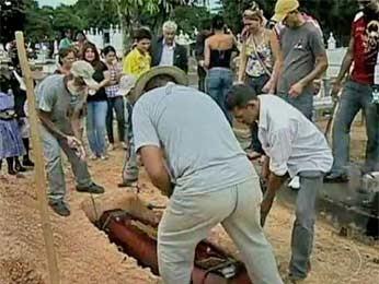 Enterro do morador de rua José Edson Miclos de Freitas, que morreu queimado em fevereiro de 2012 em Santa Maria, no Distrito Federal (Foto: TV Globo/Reprodução)