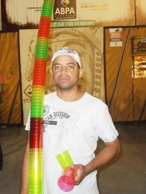 Ambulante Adeilson Cavalcante vende copos coloridos durante a festa em Campina Grande (Foto: Rafael Melo/G1)