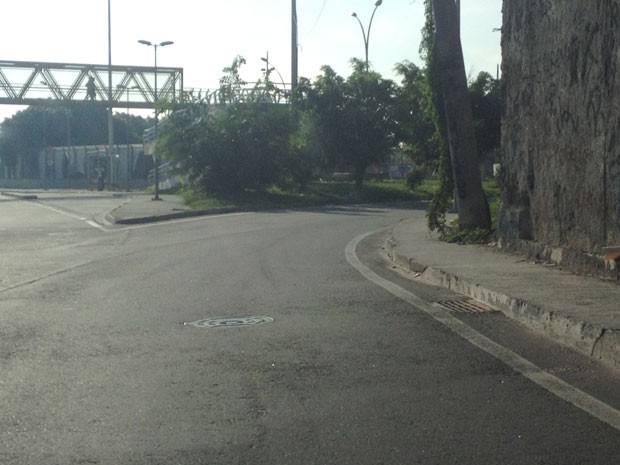 Falta sinalização no local onde engenheiro errou caminho e entrou na Favela Vila do João (Foto: Renata Soares / G1)