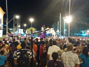 Procissão seguiu até a noite em Oeiras (Foto: Pedro Santiago/G1)