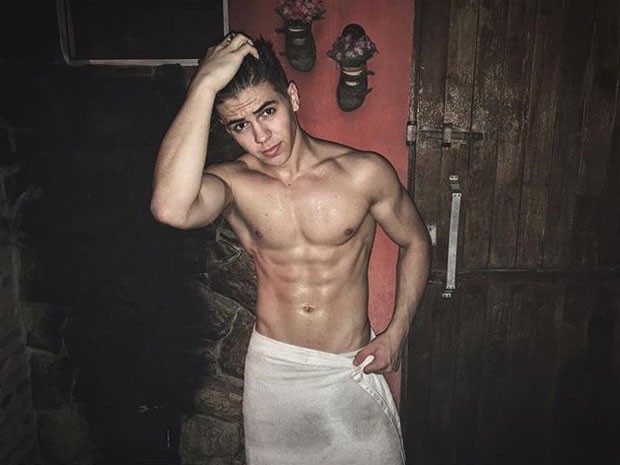 MC Biel posa só de toalha (Foto: Instagram/ Reprodução)