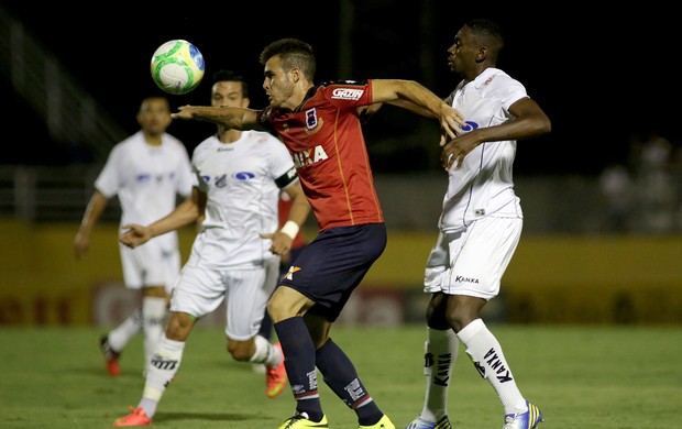 Yan do Paraná x Bragantino (Foto: Luis Moura / Ag. Estado)