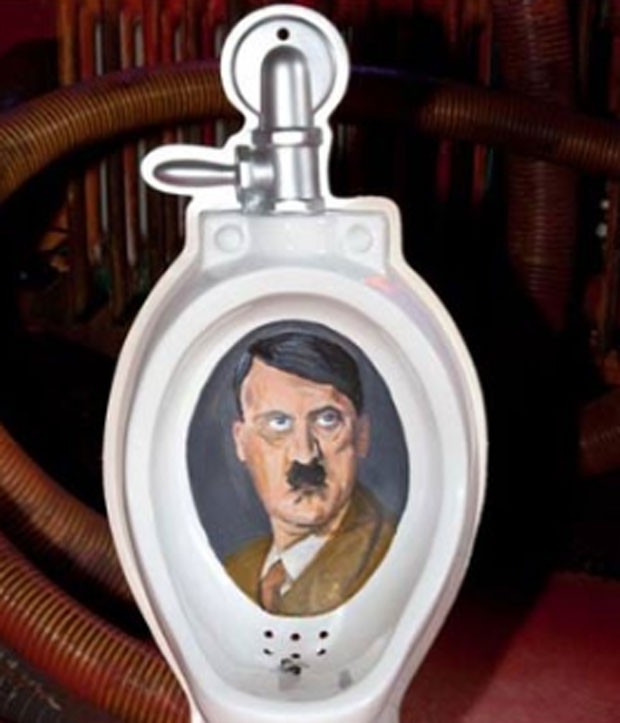 O alemão Michael Berger abriu um museu com itens e acessórios relacionados a banheiros. Há desde assentos de privada até suportes para papel higiênico. Um dos acessórios que chamam atenção é um urinol que traz o rosto do nazista Adolf Hitler em seu interior. (Foto: Reprodução)
