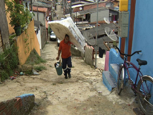Moradores de Maresias, em São Sebastião, sofrem com os estragos causados pelas cheias nesta semana. (Foto: Reprodução / TV Vanguarda)