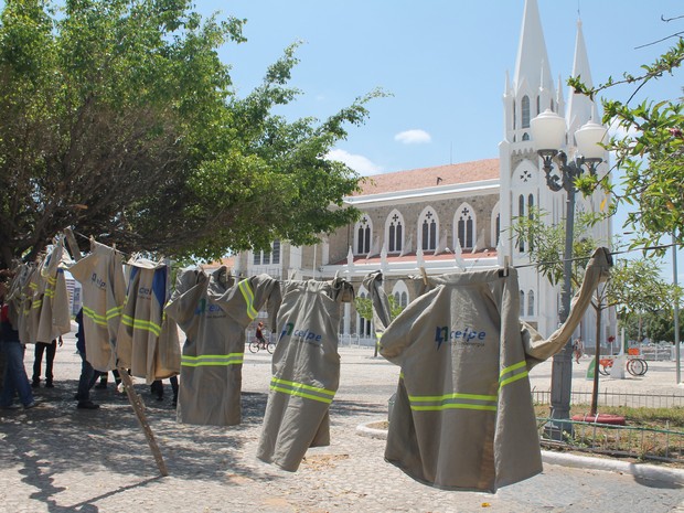Trabalhadores da Celpe fazem paralisação (Foto: Amanda Franco/ G1)