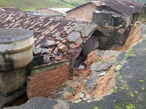 Muro cai por cima de casa no bairro do Socorro, em Jaboatão (Foto: Kety Marinho / Globo Nordeste)