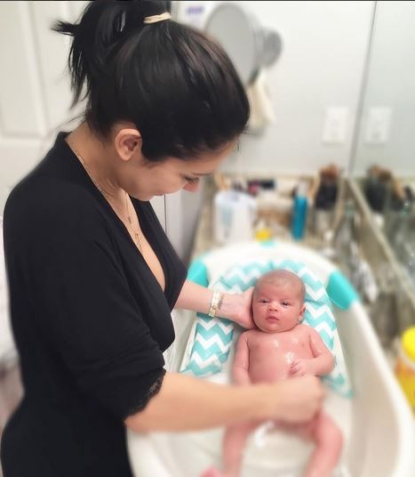 Bella Falconi dando banho em filha (Foto: Instagram / Reprodução)