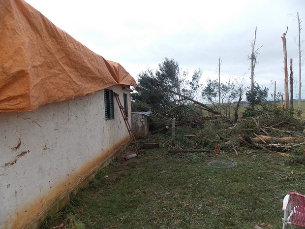 Residência é coberta por lona após ser destelhada por ciclone (Foto: Glenio de Bairros/arquivo pessoal)