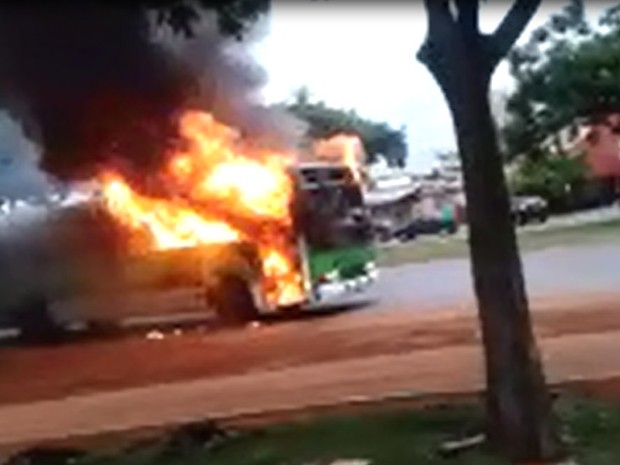 Imagens de celular mostram momento em que ônibus pegou fogo no Gama (DF) (Foto: Reprodução / TV Globo)